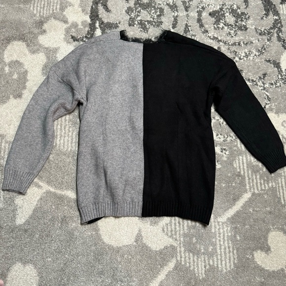 NWOT Black Grey Colorblock V-neck Lace Trim Wrap Knit Sweater - Picture 4 of 9